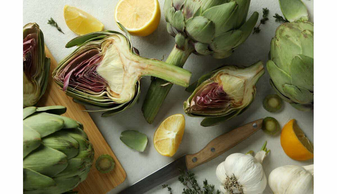 Cette photo représente une salade vibrante et saine composé d'artichauts, de citrons et d'ails, parfaite pour un repas détoxifiant. 